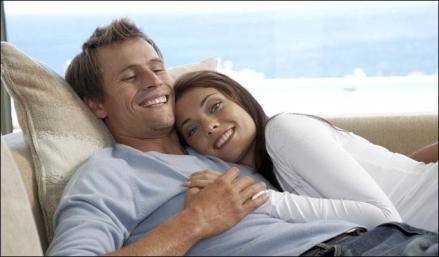 couple cuddle-saidaonline